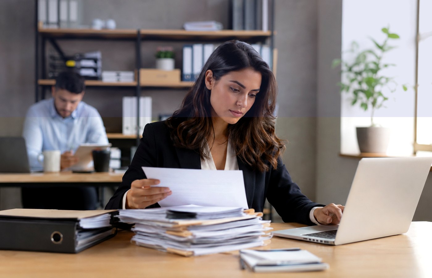 Documents et ordinateur en contexte professionnel